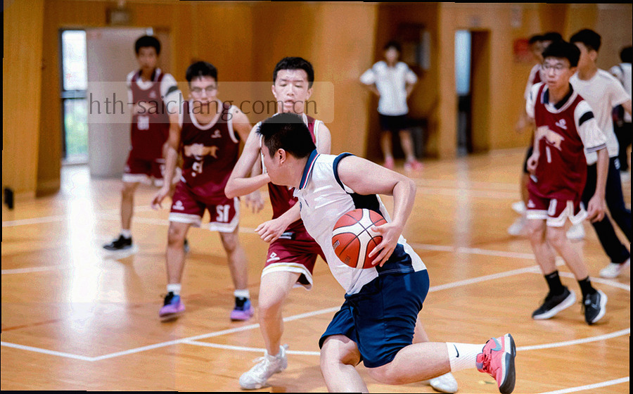 折线与环形图表融合的抽象画面，青绿高亮