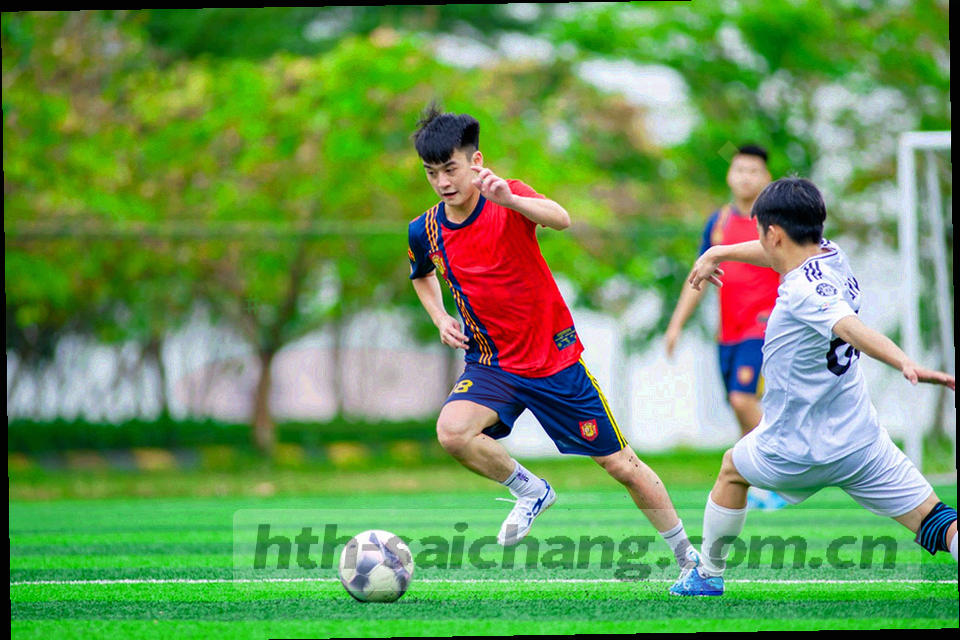 球场边线与看台灯光的抽象光影，冷蓝底色上带青绿高光